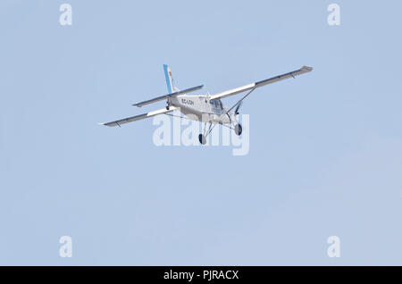 Kleines Flugzeug, Pilatus PC-6/B2-H4 Turbo Porter, Es ist vom Castellon de la Plana (Spanien) mit Flugplatz Fallschirmspringer im Inneren. Extreme Sport. Stockfoto