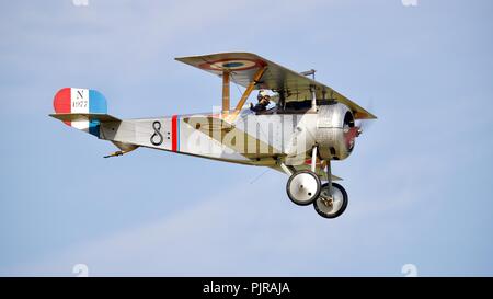 Nieuport 17 N 1977 G-BWMJ (Nachbau) fliegen am Alten Wärter Military Pageant Airshow am 1. Juli 2018 Stockfoto