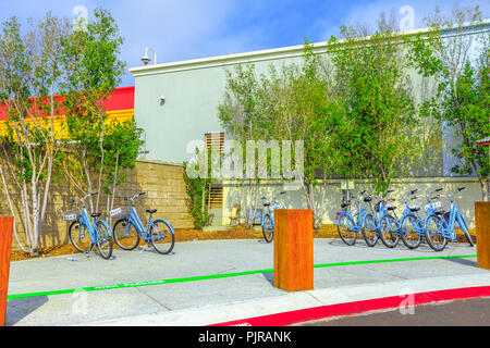 Menlo Park, Kalifornien, USA - 13. August 2018: Fahrräder durch Facebook Mitarbeitern verwendet werden, Ihren Campus zu navigieren. Farbenfrohes Gebäude von Facebook Hauptsitz im Silicon Valley. Stockfoto