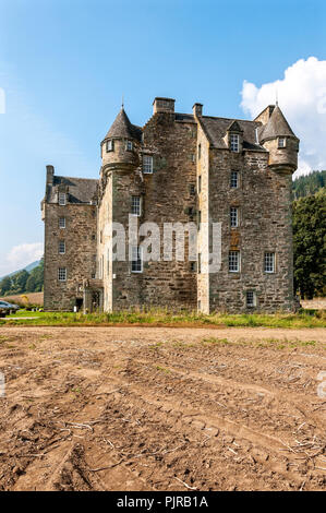 Die dramatischen Wiederhergestellt aus dem 16. Jahrhundert, vier Geschichte Castle Menzies, einmal einen rechteckigen Turm aber später umgewandelt in eine Z-Plan befestigte Residenz Stockfoto