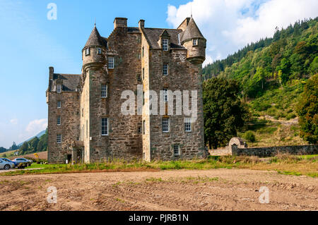 Die dramatischen Wiederhergestellt aus dem 16. Jahrhundert, vier Geschichte Castle Menzies, einmal einen rechteckigen Turm aber später umgewandelt in eine Z-Plan befestigte Residenz Stockfoto