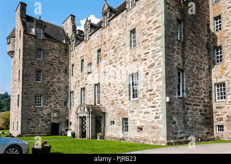 Die dramatischen Wiederhergestellt aus dem 16. Jahrhundert, vier Geschichte Castle Menzies, einmal einen rechteckigen Turm aber später umgewandelt in eine Z-Plan befestigte Residenz Stockfoto