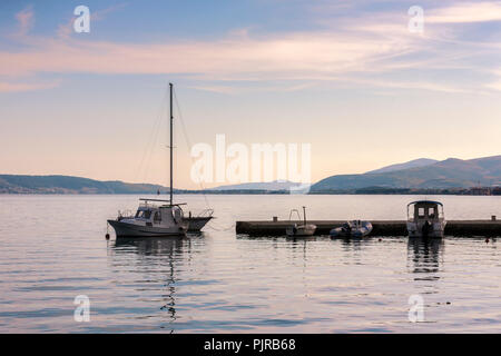 Am Abend in der kleinen Hafen in Kaštel Lukšić, Split-dalmatien, Kroatien Stockfoto