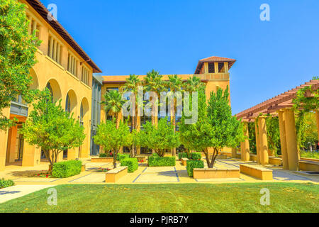 Palo Alto, Kalifornien, USA - 13. August 2018: Innenhof der SIEPR: Stanford Institut für Wirtschaftspolitik und Wirtschaftsforschung. Stanford University ist eine der renommiertesten Universitäten der Welt. Stockfoto