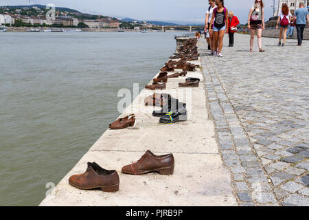 Touristen, die in die Schuhe am Donauufer Denkmal, von der Can Togay von Gyula Pauer, Donau, Budapest, Ungarn sculpted konzipiert. Stockfoto
