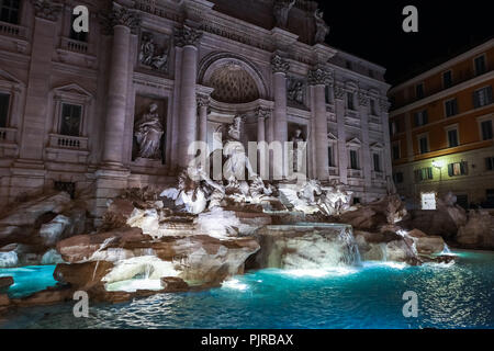 Details der Trevibrunnen - Fontana di Trevi in Rom, einer der berühmtesten Wahrzeichen. Nachtaufnahme Stockfoto