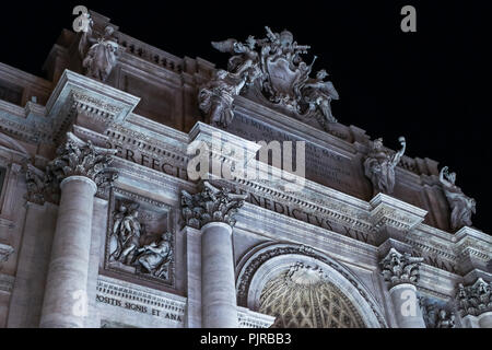 Nacht Szene am Trevibrunnen - Fontana di Trevi in Rom, einer der berühmtesten Wahrzeichen. Nahaufnahme des Wasser fließt durch den Felsen Stockfoto