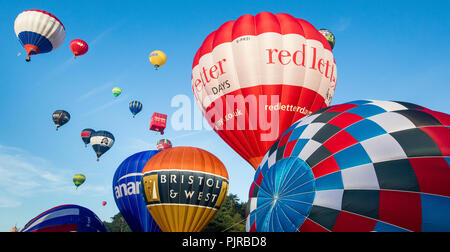 Masse dawn Besteigung des Bristol Balloon Fiesta von Ashton Court Bristol UK Stockfoto