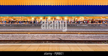 Cardiff station Pendler warten auf einen Zug an einem Winterabend - super Weitwinkel anzeigen Stockfoto