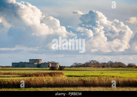 Camber Castle auf küstennahen Ebenen in der Nähe von Rye in East Sussex UK - für Henry VIII als Küstenschutz aber jetzt einen Kilometer ins Landesinnere Stockfoto