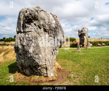 Gigantische so mit Steinen nach Avebury neolithisches Henge in Wiltshire UK enthält eine Village Pub und drei Steinkreise in seinem Umfang Stockfoto