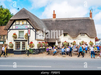 Die beliebte Red Lion Pub bei Avebury neolithisches Henge in Wiltshire UK, in dem ein Dorf mit Pub und drei Steinkreise in seinem Umfang Stockfoto