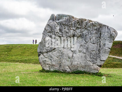 Gigantische so mit Steinen nach Avebury neolithisches Henge in Wiltshire UK enthält eine Village Pub und drei Steinkreise in seinem Umfang Stockfoto