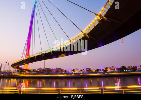 Dubai wasser Kanalbrücke in das Wasser in der Nacht Dämmerung wider Stockfoto