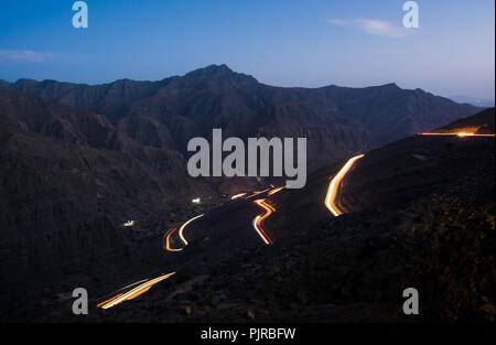 Leichte Wanderwege auf Jabal Jais Mountain Road bei Nacht, VAE Stockfoto