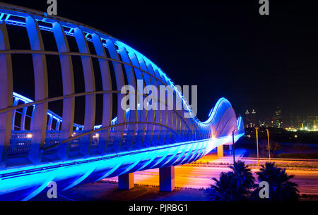 Moderne Meydan Brücke in Dubai bei Nacht Stockfoto