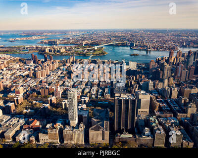 Beeindruckende Areal Blick über New York und die Manhattan Insel bei Sonnenuntergang Stockfoto