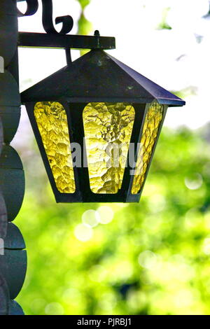 Alte Laterne aus geschmiedetem Metall. Alte Straße metall Lampe Stockfoto