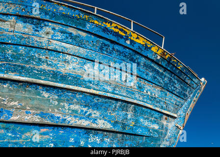 Der Rumpf ein altes Fischerboot im Trockendock auf einem Dock im Hafen von Essaouira in Marokko Stockfoto