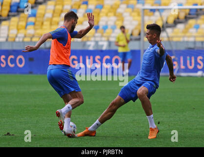 Kiew, Ukraine - September 4, 2018: Die Spieler Andriy Yarmolenko und Yevhen Khacheridi in Aktion beim Offenen Training der Ukraine nationale Fußball Stockfoto