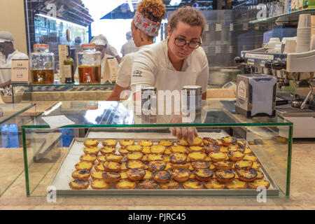 Bäcker, Pasteis, Markthalle Mercado da Ribeira, Avenida 24 de Julho, Lissabon, Portugal, Baeckerei, Markthalle 'Mercado da Ribeira", Lissabon Stockfoto