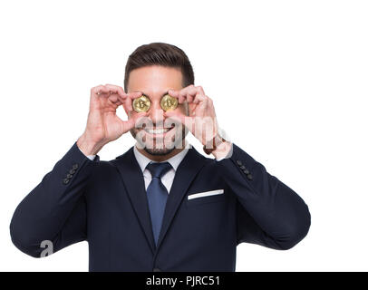 Geschäftsmann holding Bitcoins vor Augen, isoliert auf weißem Stockfoto