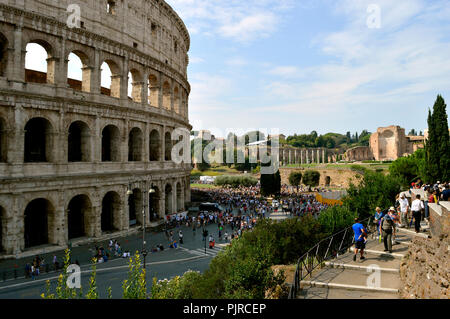 Massen von Touristen, die die historischen römischen Kolosseum Amphitheater in Rom Stockfoto