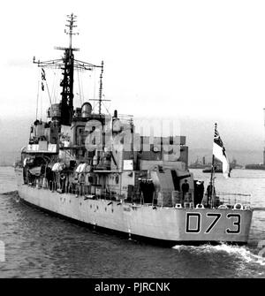 AJAXNETPHOTO. 1970 S. PORTSMOUTH, England. - Schnellste Zerstörer HMS KAVALIER TRITT IN DEN MARINESTÜTZPUNKT, NACHDEM EINER IHRER LETZTEN SERVICE PATROUILLEN IN DEN 1970S. Foto: Jonathan Eastland/AJAX REF: D 73 70S Stockfoto