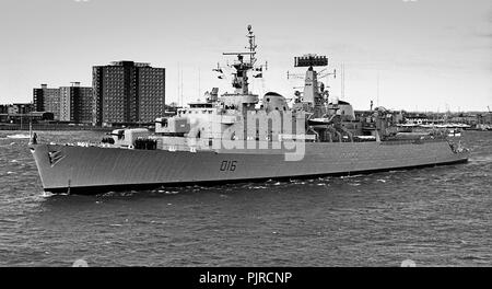 AJAXNETPHOTO. (PMO 1) 17 Nov 1975. PORTSMOUTH, England. - Zerstörer Blätter - die Lenkwaffen-zerstörer HMS London fährt. Foto: Jonathan Eastland/AJAX REF: 1175 Stockfoto