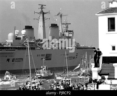 AJAXNETPHOTO. 17. Sep 1982. PORTSMOUTH, ENGLAND - UNBESIEGBAR - DER TRÄGER HMS Invincible RÜCKKEHR IN PORTSMOUTH, begleitet von einer Flotte von GÖNNER AM ENDE IHRER SOUTH ATLANTIC PFLICHT während der FALKLANDS KAMPAGNE. Foto: SIMON BARNETT/AJAX REF: 820917 17 Stockfoto