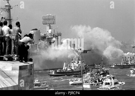 AJAXNETPHOTO. 17. Sep 1982. PORTSMOUTH, ENGLAND - UNBESIEGBAR - DER TRÄGER HMS Invincible RÜCKKEHR IN PORTSMOUTH, begleitet von einer Flotte von GÖNNER AM ENDE IHRER SOUTH ATLANTIC PFLICHT während der FALKLANDS KAMPAGNE. Foto: SIMON BARNETT/AJAX REF: 820917 20 Stockfoto