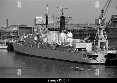 AJAXNETPHOTO. 30. Mai 1982. PORTSMOUTH, ENGLAND - HMS Liverpool in Portsmouth Naval Base. Foto: Jonathan Eastland/AJAX REF: 823005 Stockfoto