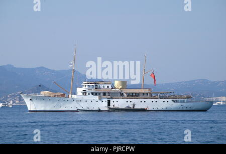 AJAXNETPHOTO. 2017. CANNES, Frankreich. - Restauriert - Die 65 METER MOTORYACHT SHEMARA, ursprünglich erbaut von THORNYCROFT 1938 FÜR SIR BERNARD DOCKER und VERFIEL IN DEN LETZTEN JAHRZEHNTEN DES 20. JAHRHUNDERTS, VERANKERT IN DER BAIE (Bucht) VON CANNES. Die Yacht wurde wieder aufgebaut und restauriert in 2010-2014, inklusive Montage der neuen ROLLS ROYCE ENGINES ZU AZIMUT PROPULSION PODS verbunden. Foto: Caroline Beaumont/AJAX REF: 172410 1882 Stockfoto