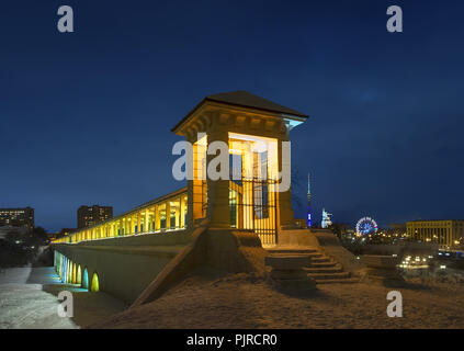 Nacht Foto des Rostokinskiy Aquädukt mit beleuchtet. Die Länge der Brücke beträgt 356 m. Moskau, Russland Stockfoto