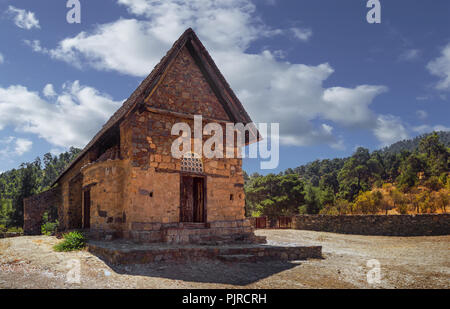 Kirche Panagia Tis Asinou im sonnigen Sommertag. Nikitari. Zypern Stockfoto