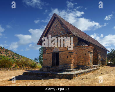 Kirche Panagia Tis Asinou im sonnigen Sommertag. Nikitari. Zypern Stockfoto