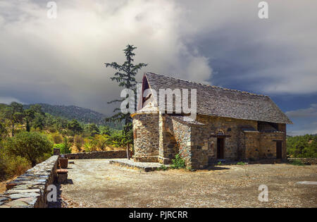 Kirche Panagia Tis Asinou im sonnigen Sommertag. Nikitari. Zypern Stockfoto