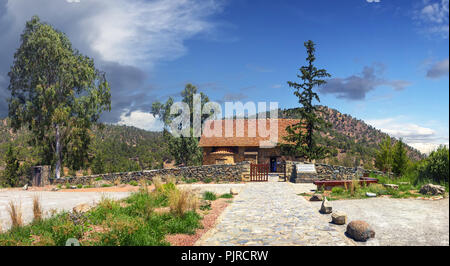 Kirche Panagia Tis Asinou im sonnigen Sommertag. Nikitari Dorf. Zypern Stockfoto