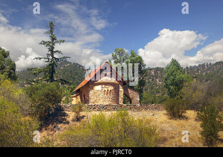 Kirche Panagia Tis Asinou im sonnigen Sommertag. Nikitari Dorf. Zypern Stockfoto