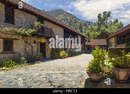 Hof des Klosters St. John Lampadistis im sonnigen Sommertag. Eín Dorf. Zypern. Stockfoto