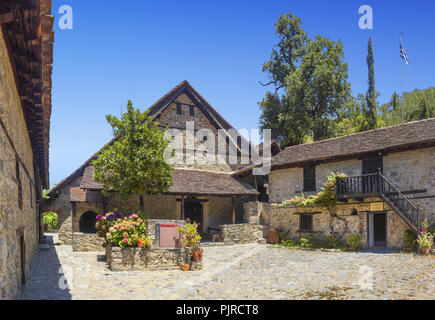 Hof des Klosters St. John Lampadistis im sonnigen Sommertag. Eín Dorf. Zypern. Stockfoto