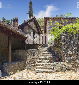 Hof des Klosters St. John Lampadistis im sonnigen Sommertag. Eín Dorf. Zypern. Stockfoto