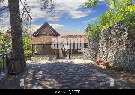 Hof des Klosters St. John Lampadistis im sonnigen Sommertag. Eín Dorf. Zypern. Stockfoto