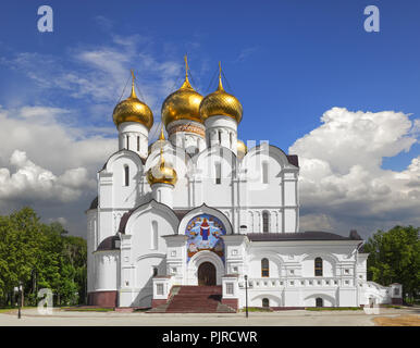 Kathedrale in Jaroslawl (Russland) - Orthodoxe Kirche, im Jahr 1215 gegründet. Die Kathedrale ist mit dem weltweit größten über das Tor dekorierte Fliesen- Stockfoto