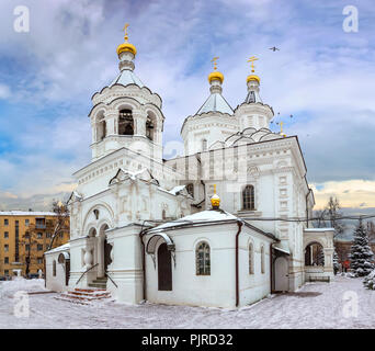 Der Tempel von Erzengel Michael an den Kliniken über das Mai den Feld im Winter Tag. Russland. Moskau Stockfoto