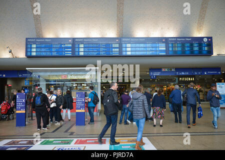 Eingangshalle, Hauptbahnhof, Köln, Nordrhein-Westfalen, Deutschland, Foyer, Hauptbahnhof, Köln, Nordrhein-Westfalen, Deutschland Stockfoto