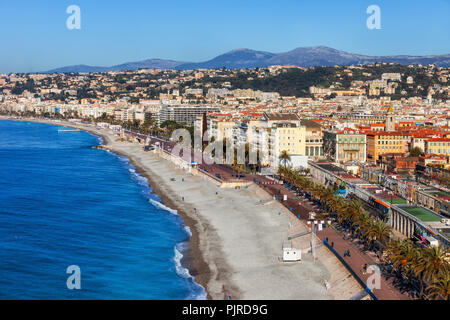 Stadt Nizza in Frankreich, Strand an der Promenade des Anglais und die Französische Riviera, Ansicht von oben. Stockfoto