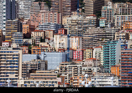 Fürstentum Monaco Stadtbild, dicht besiedelten städtischen Hintergrund am Berghang mit Häusern, Mehrfamilienhäusern, Türme, Mehrfamilienhaus Stockfoto