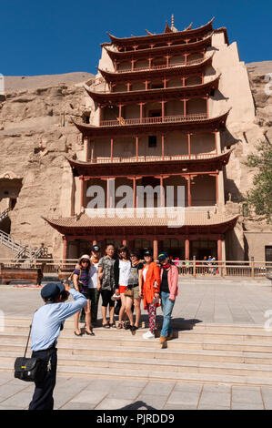 Dunhuang, China - August 8, 2012: Touristen am Eingang des Mogao Grotten in der Nähe der Stadt Dunhuang in der Provinz Gansu, China. Stockfoto