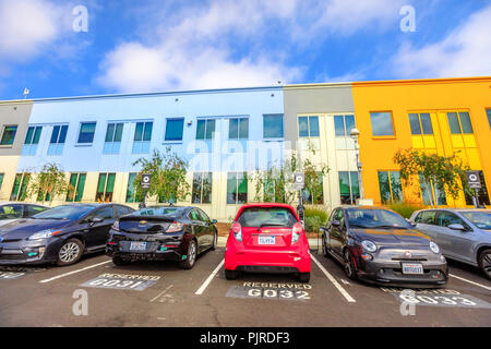 Menlo Park, Kalifornien, USA - 13. August 2018: Nummerierte Sitzplätze für Mitarbeiter vor dem bunten Gebäude von Facebook Headquarters Campus in Silicon Valley, San Francisco Bay Area. Stockfoto